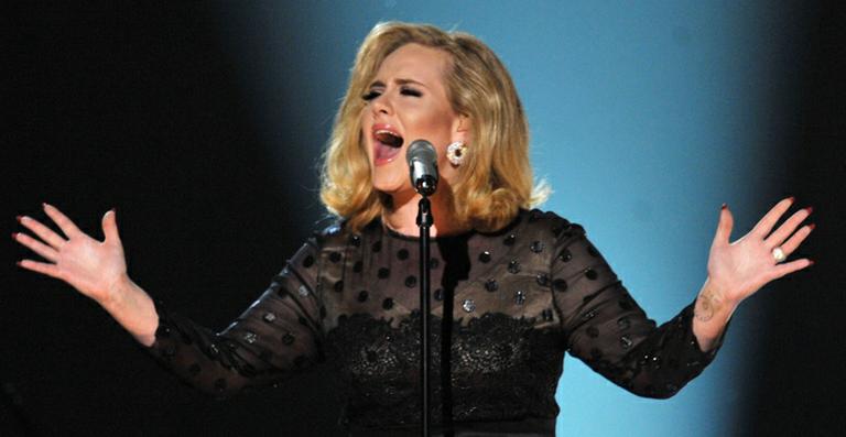 Adele arrasa em seu retorno aos palcos durante o Grammy 2012