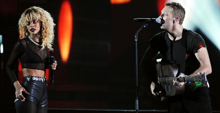 Rihanna e Coldplay se apresentam juntos com a música ‘Princess Of China’
