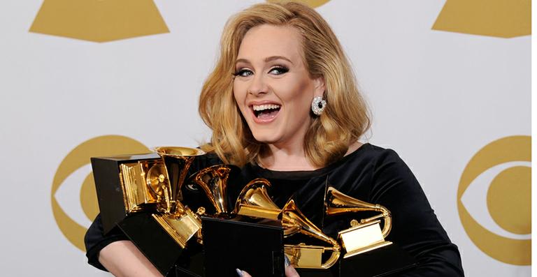 Adele desmente pausa em carreira e anuncia volta aos estúdios: ‘5 anos? Está mais para 5 dias’