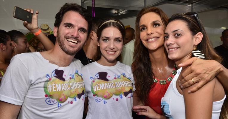 Monique Alfradique tieta Ivete Sangalo em Recife