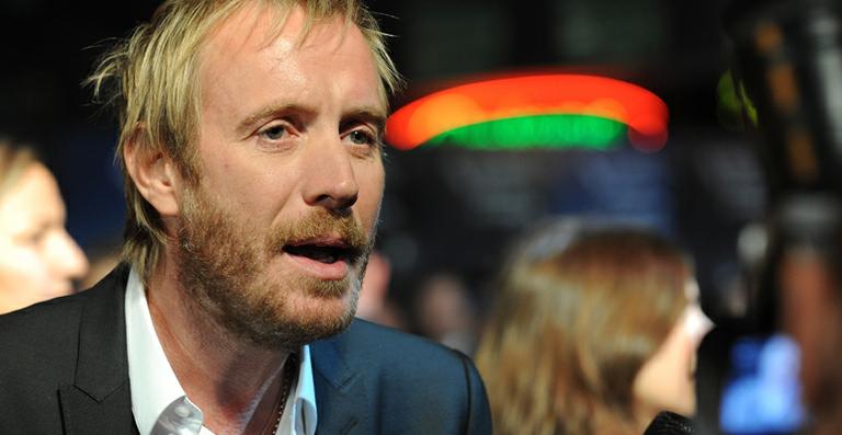 Rhys Ifans é acusado de agredir rapaz durante uma festa pré-BAFTA, em Londres