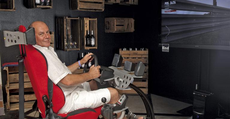 Paulo César Grande se diverte com simulador de Fórmula 1