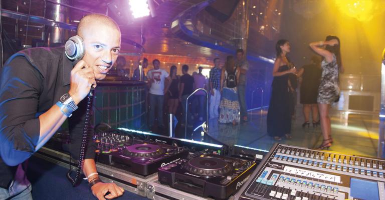 Felipe Venâncio anima balada em alto-mar