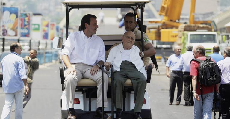 Oscar Niemeyer aprova obras do sambódromo