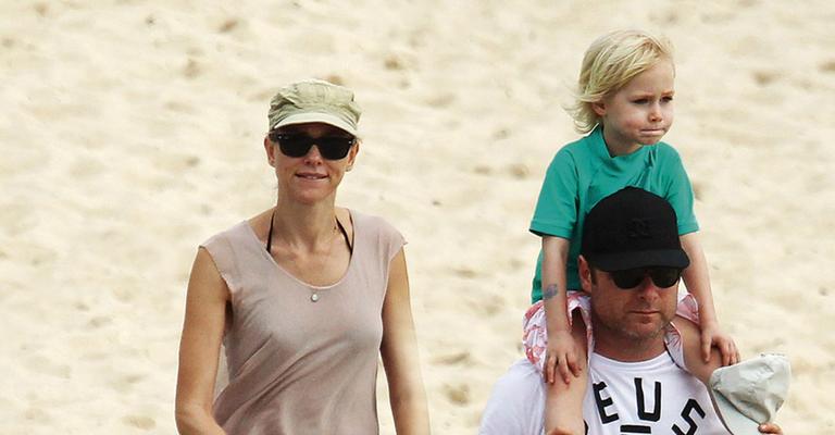 Naomi Watts e Liev Schreiber curtem a família em viagem