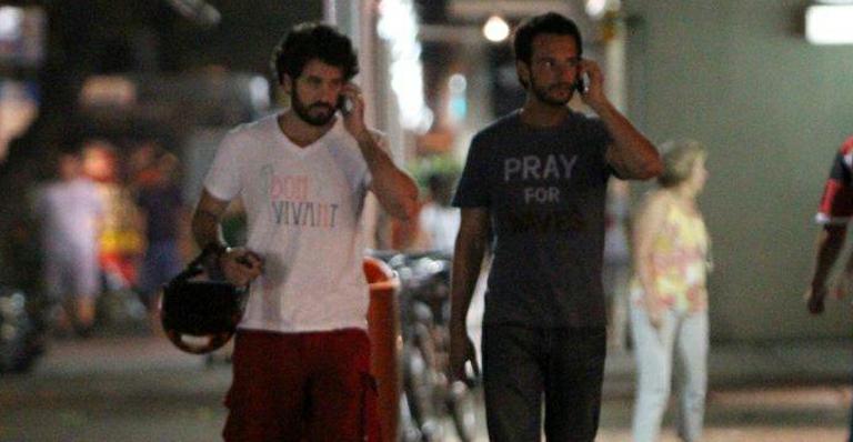 Eriberto Leão e Rodrigo Santoro curtem passeio no Rio