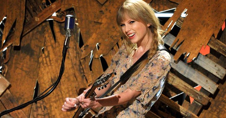 Taylor Swift canta pela 1ª vez ‘Eyes Open’ em show