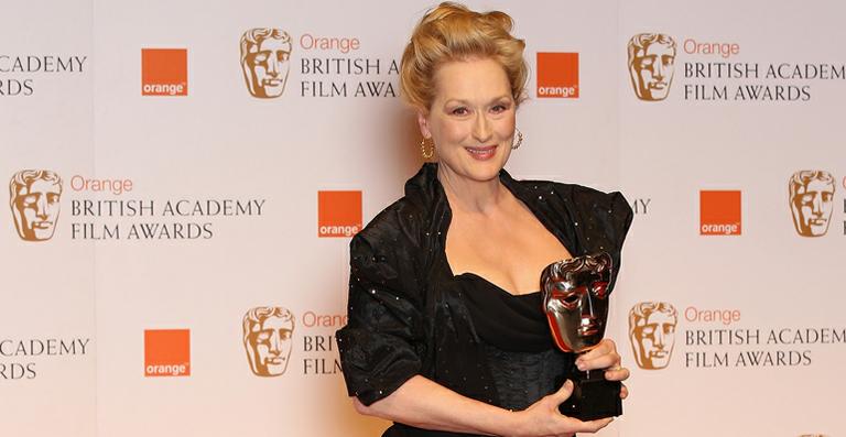 Vídeo: Meryl Streep perde sapato e vive momento de ‘Cinderela’ no BAFTA