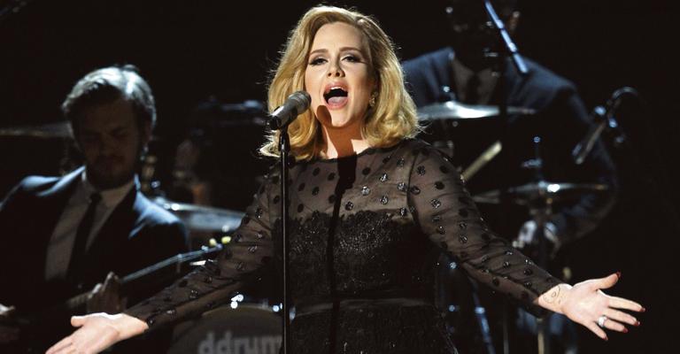 Adele quer tirar licença para pilotar helicóptero
