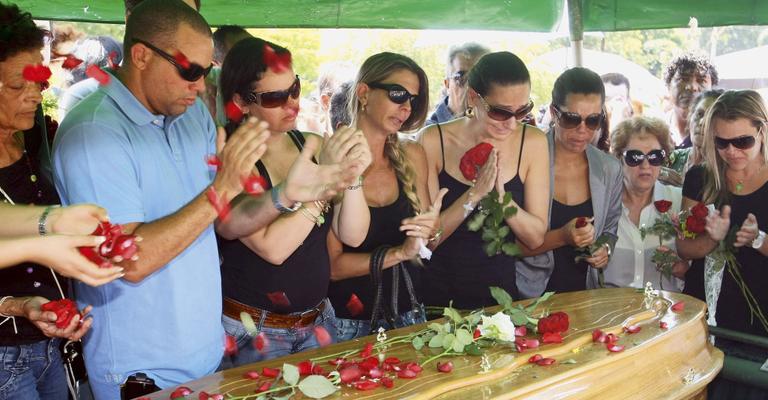 Rosas vermelhas no adeus ao cantor mineiro Wando