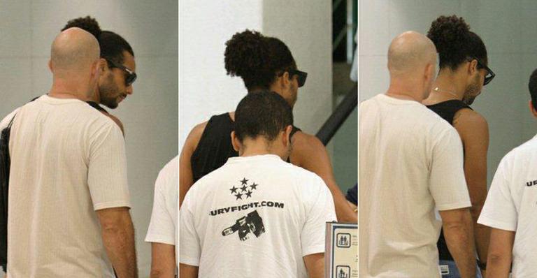 Expulso do BBB12, Daniel Echaniz circula em shopping no Rio