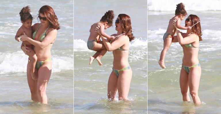 Samara Felippo curte dia na praia com a filha Alicia