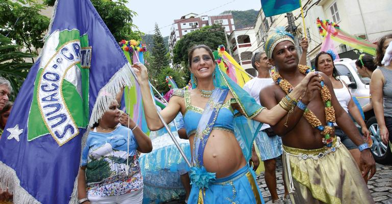 A grávida Cynthia Howlett animada com o carnaval