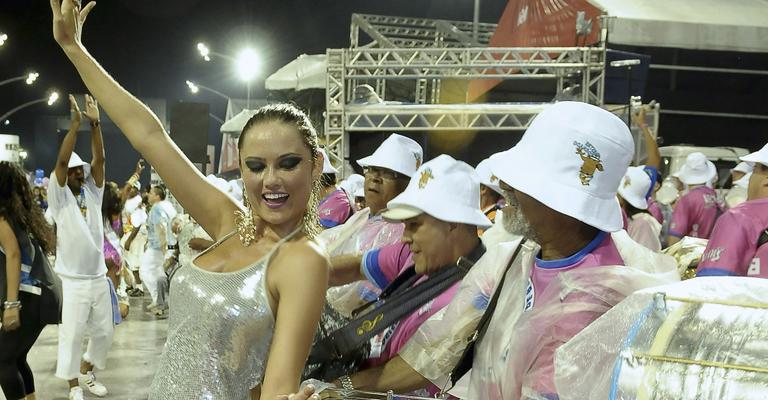 Ellen Rocche cintila no Anhembi em ensaio debaixo de chuva