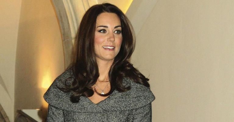 Kate Middleton estreia como anfitriã sem William