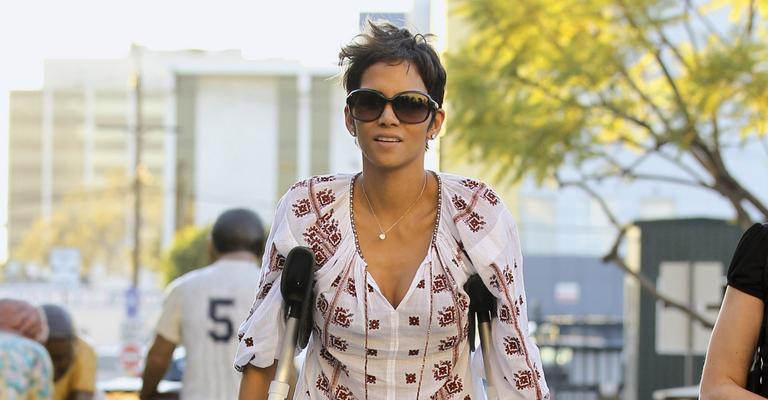 Equilíbrio de Halle Berry mesmo com muletas