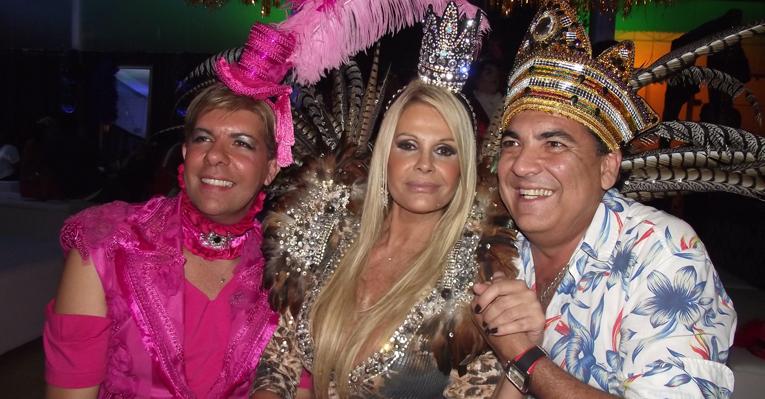 Monique Evans é coroada rainha em festa gay