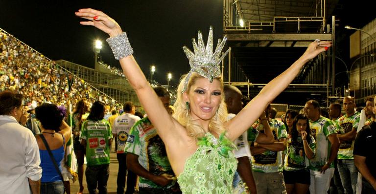 A poucos dias de desfilar, Antonia Fontenelle machuca o joelho. “Vai ficar tudo bem”, diz confiante