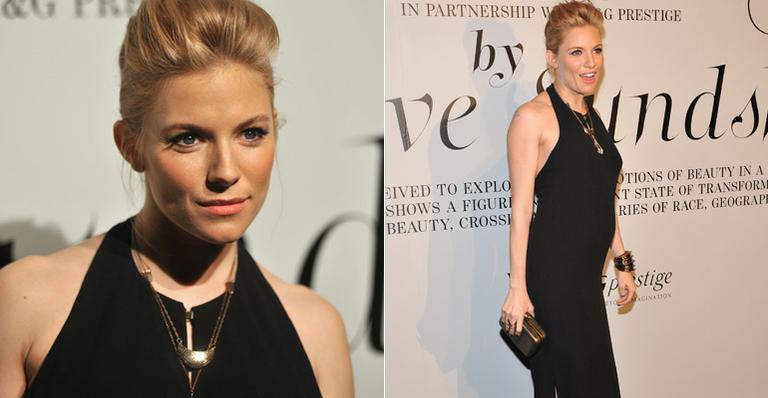 Sienna Miller exibe a barriguinha de grávida pela 1ª vez