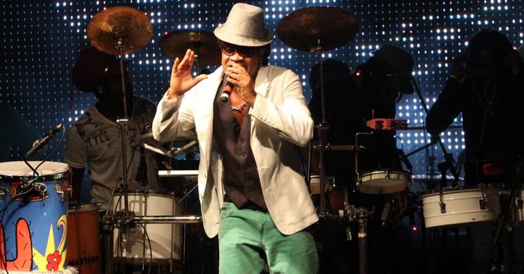 Carlinhos Brown faz show em Salvador