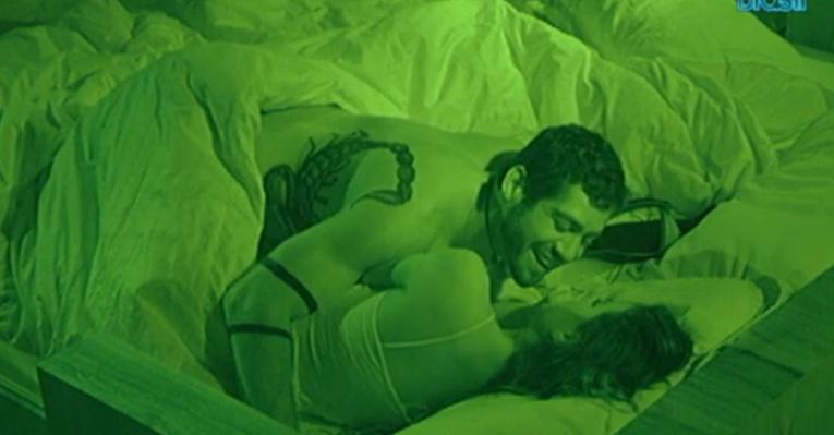 Yuri e Laisa fazem sexo sob o edredom no quarto do líder