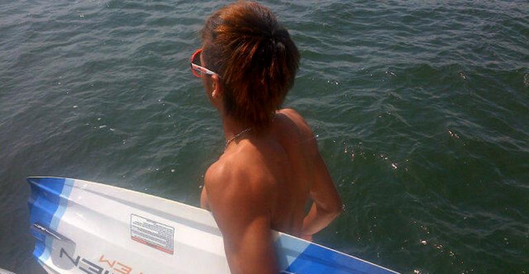 Neymar deixa o futebol de lado por um dia e se arrisca no wakeboard