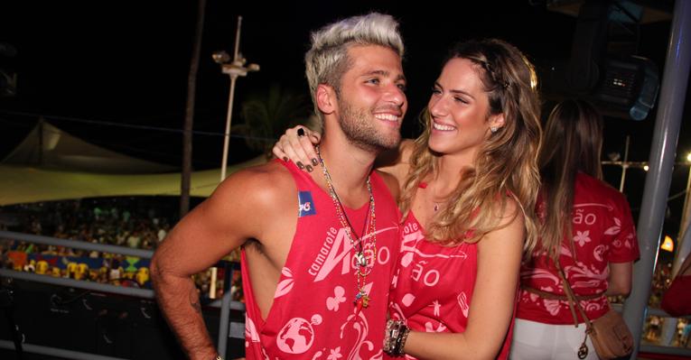 Bruno Gagliasso e Giovanna Ewbank se jogam na folia de Salvador