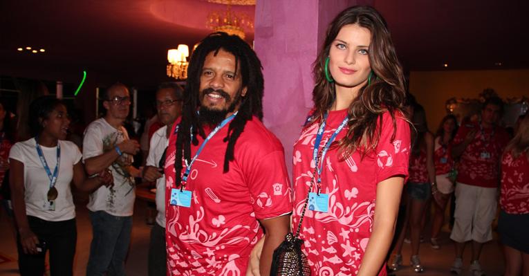 Isabeli Fontana e Rohan Marley curtem 1º dia de carnaval de Salvador