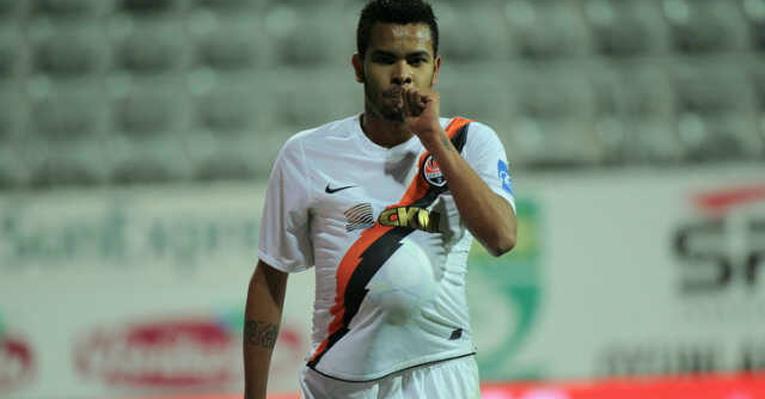 Com gol em amistoso, Dentinho faz homenagem ao seu primogênito com Dani Souza