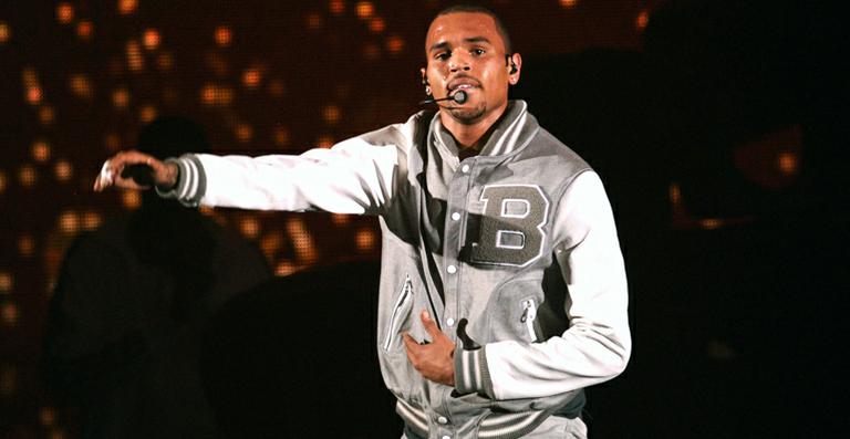 Chris Brown para garota: ‘me dê seu telefone, prometo que não vou te bater’