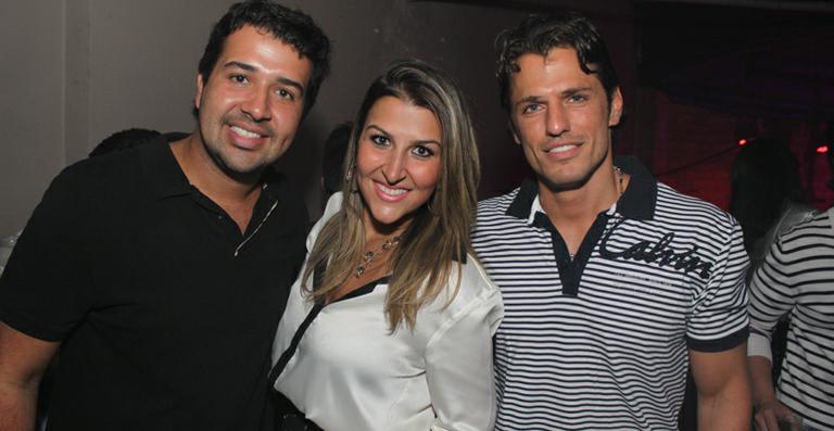 De volta a Goiânia, João Maurício badala com amigos