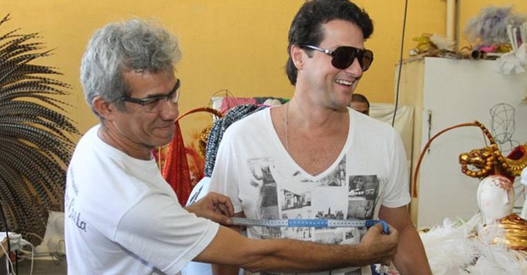 Marcelo Serrado visita barracão e tira as medidas finais de sua fantasia de carnaval