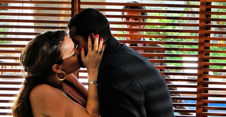 Jonas flagra Cris e Matias se beijando