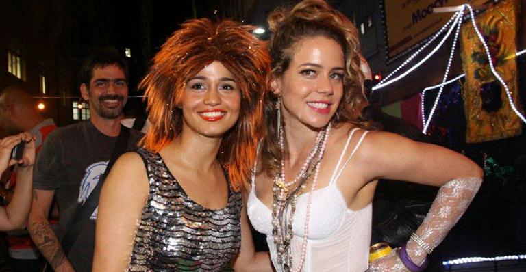 Nanda Costa e Leandra Leal saem em bloco de rua no Rio
