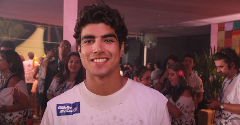 Após noitada animada, Caio Castro falta em gravação da novela ‘Fina Estampa’