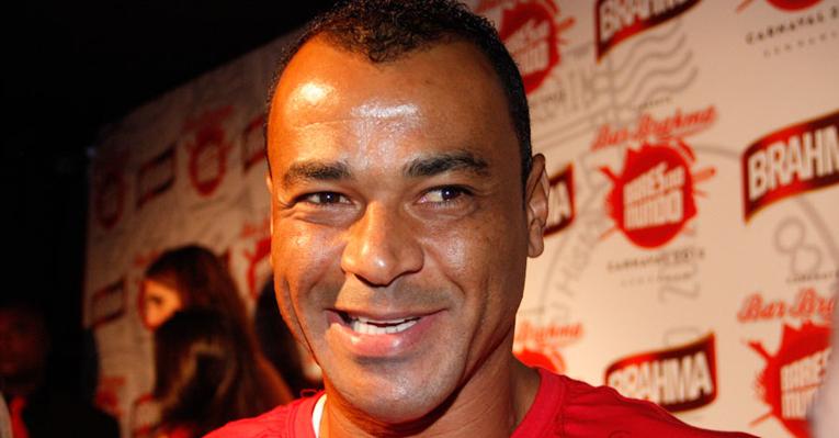 Com samba no pé, Cafu desfila pela Vai-Vai