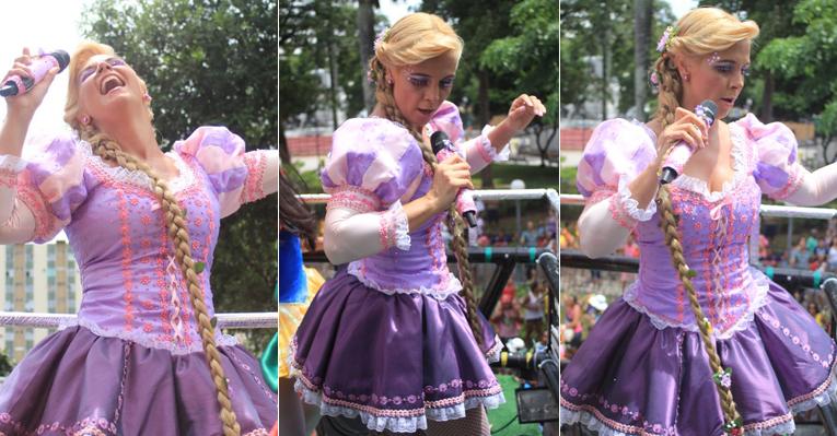 Carla Perez faz a alegria da criançada com seu bloco na Bahia