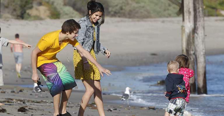 Alegria de Justin Bieber e Selena Gomez em dia na praia com os irmãos dele