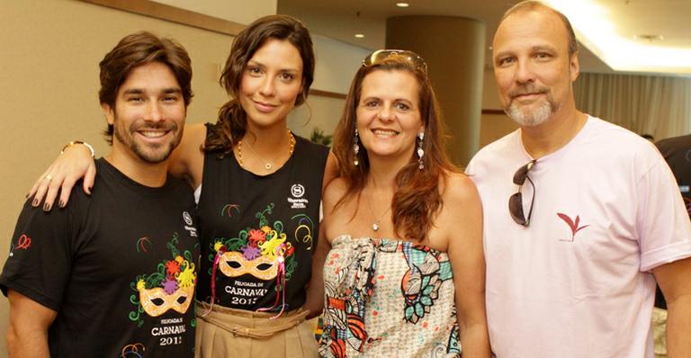 Camila Rodrigues curte feijoada de carnaval acompanhada do noivo e dos pais