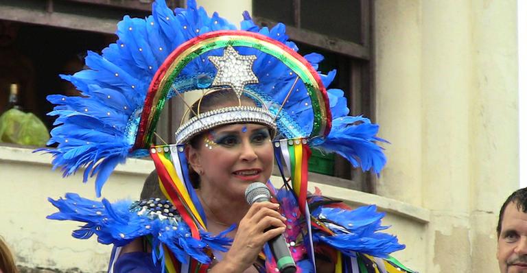 Fafá de Belém canta hino de Pernambuco no bloco Galo da Madrugada