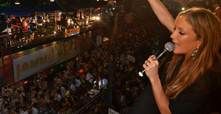 Claudia Leitte chega ao camarote e faz dueto com Jammil