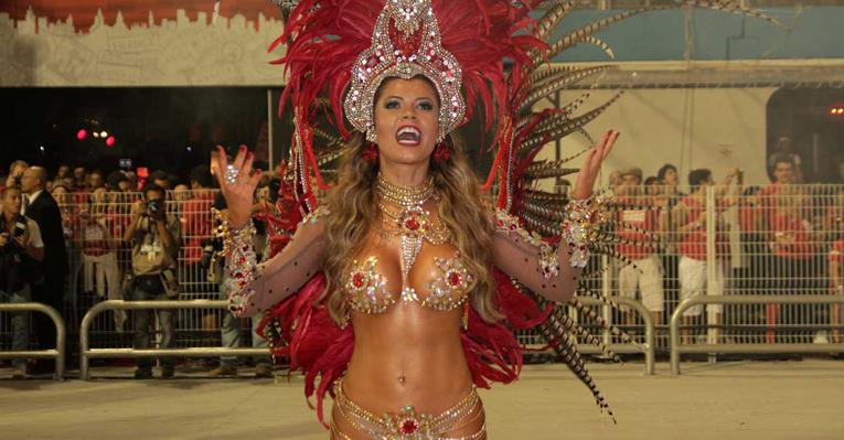 Cacau leva corpão à avenida no desfile da Dragões da Real
