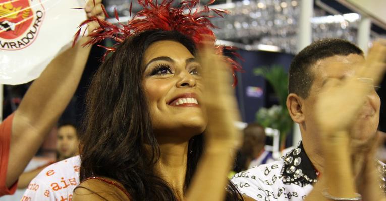 Juliana Paes empresta todo o seu charme para o desfile da Viradouro
