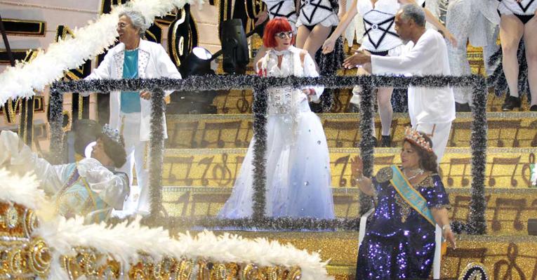 Águia de Ouro traz ícones da MPB em desfile sobre Tropicália
