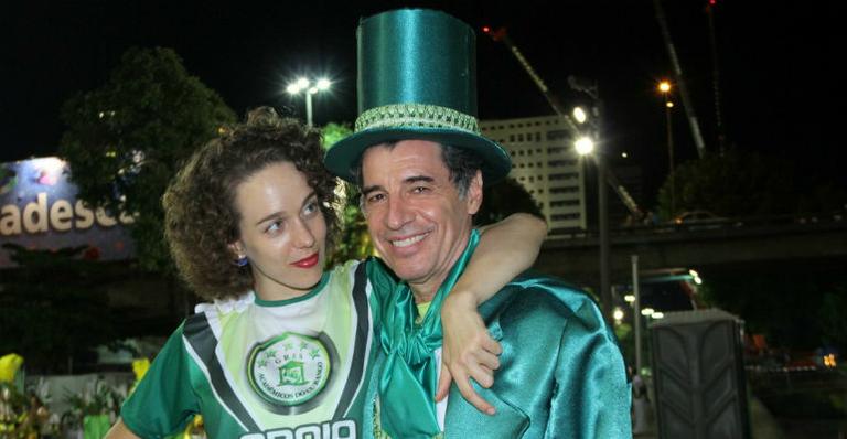 Paulo Betti conta com o apoio da namorada em desfile no Rio de Janeiro