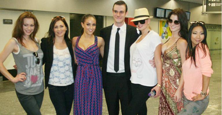 Filho de Hugh Hefner chega ao Rio para representar o pai