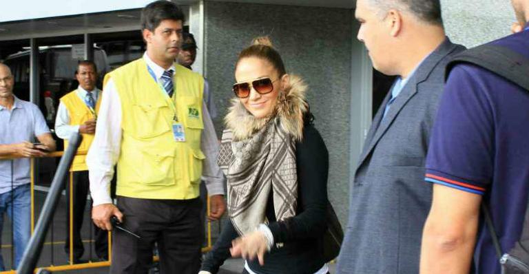 Simpática, Jennifer Lopez desembarca no Brasil