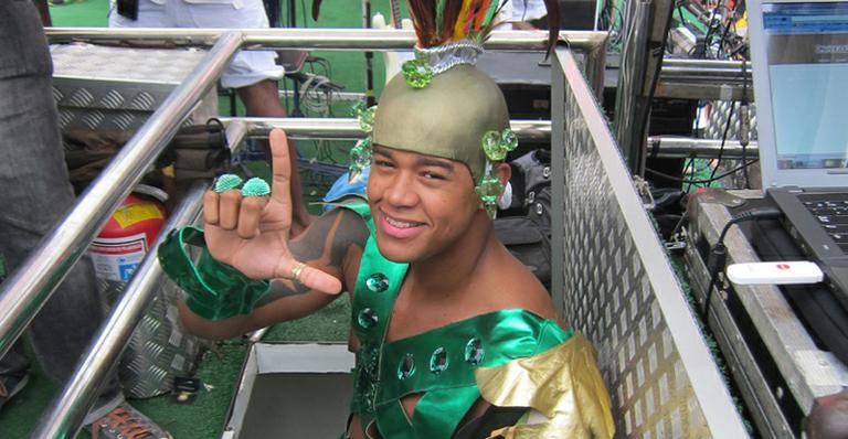 Léo Santana se veste de cacique em trio de Salvador
