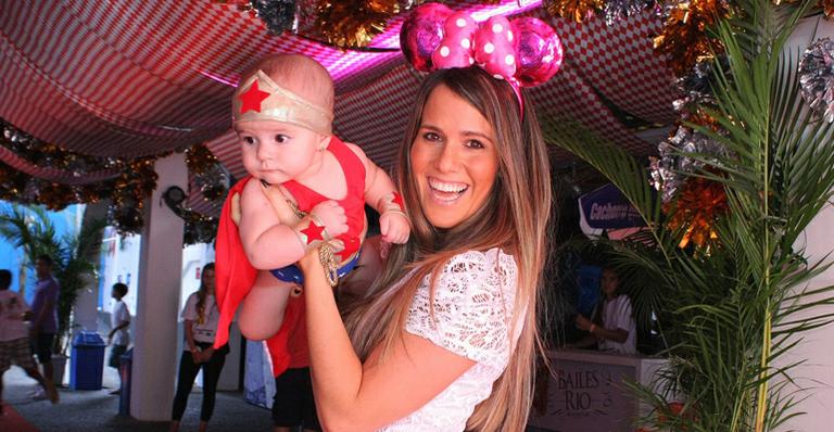 Filha de Fernanda Pontes vira a Mulher Maravilha para baile infantil