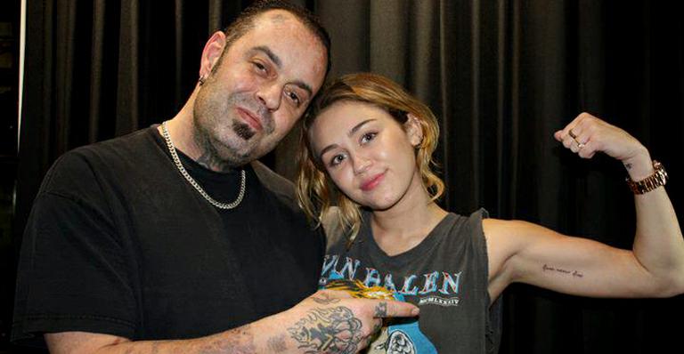 Miley Cyrus exibe nova tatuagem no interior do bíceps esquerdo